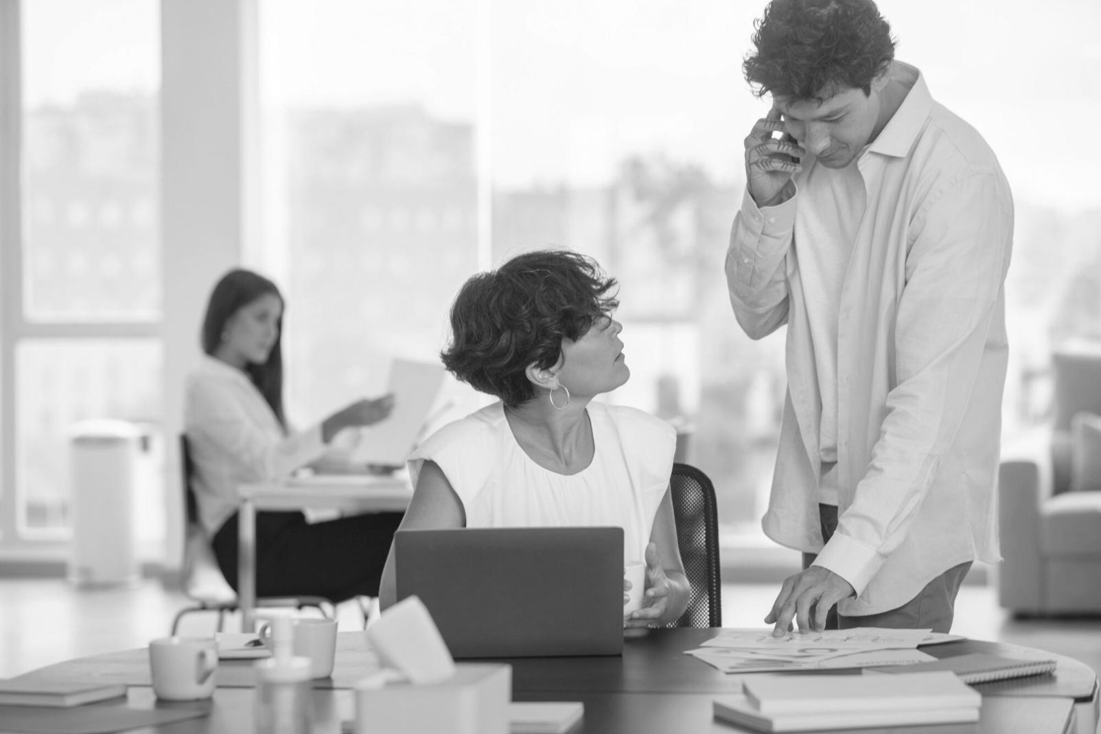 Professionelle Finanzschulung in modernem Seminarraum